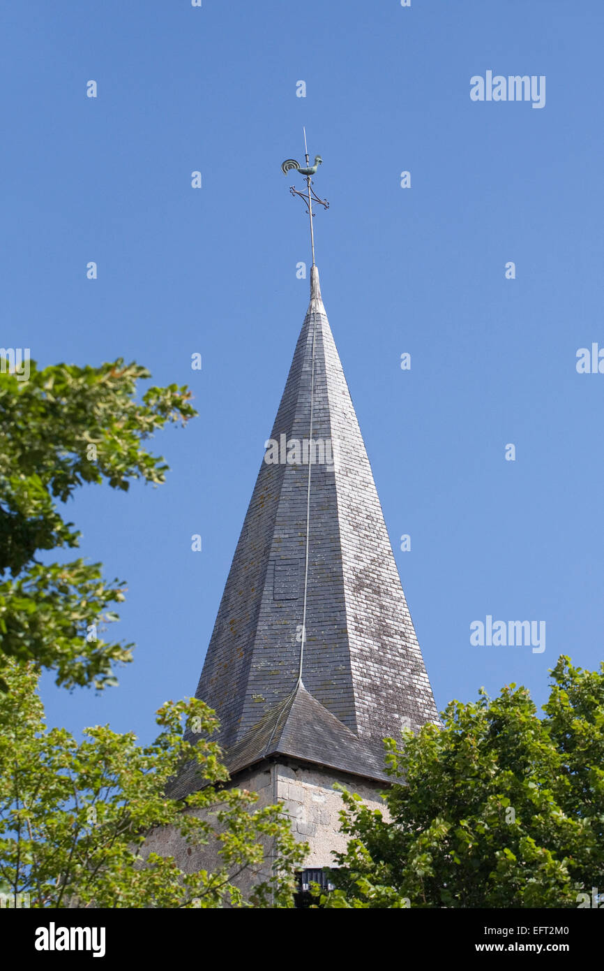 Tegole del tetto su L'Eglise Notre Dame di Montmorillon. Foto Stock