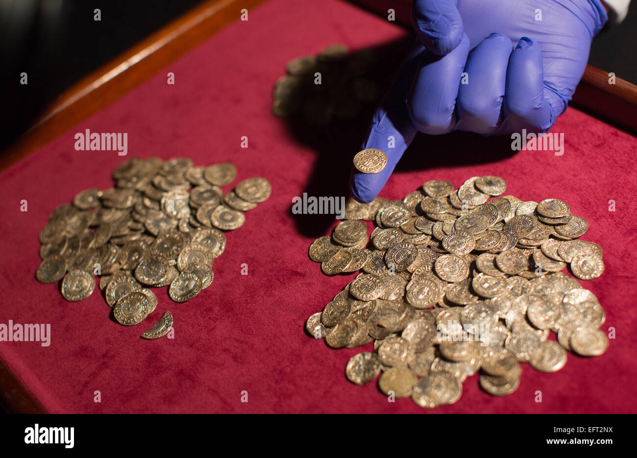 Martedì, 10 febbraio 2015 monete anglosassone sono fotografate al British Museum. 5200 monete sono stati trovati da dilettante tesoro cacciatori Paolo Coleman in terreni agricoli rurale vicino a Aylesbury, Bucks. La raccolta è valutato a un milione di sterline e le monete sono da regna di re Ethelred il (nella quasi totalità) impreparati (978-1013 e 1014-1016) e Canuto il Grande (1016-1035), presso il British Museum di Londra. Foto Stock