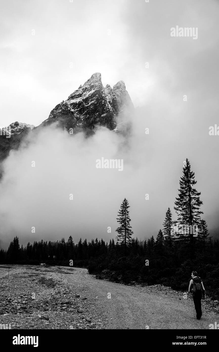 Una montagna tra la nebbia nelle alpi italiane Foto Stock