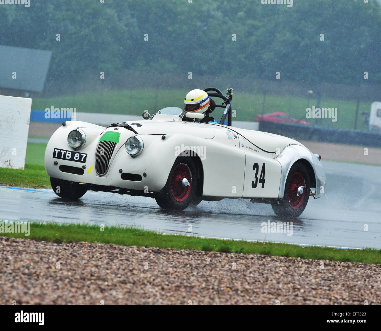 Christopher Scholey Jaguar XK120 TTB 87 50's vetture sportive Jaguar XK sfida su un umido Giugno 2014 giornata a Donington Park Foto Stock