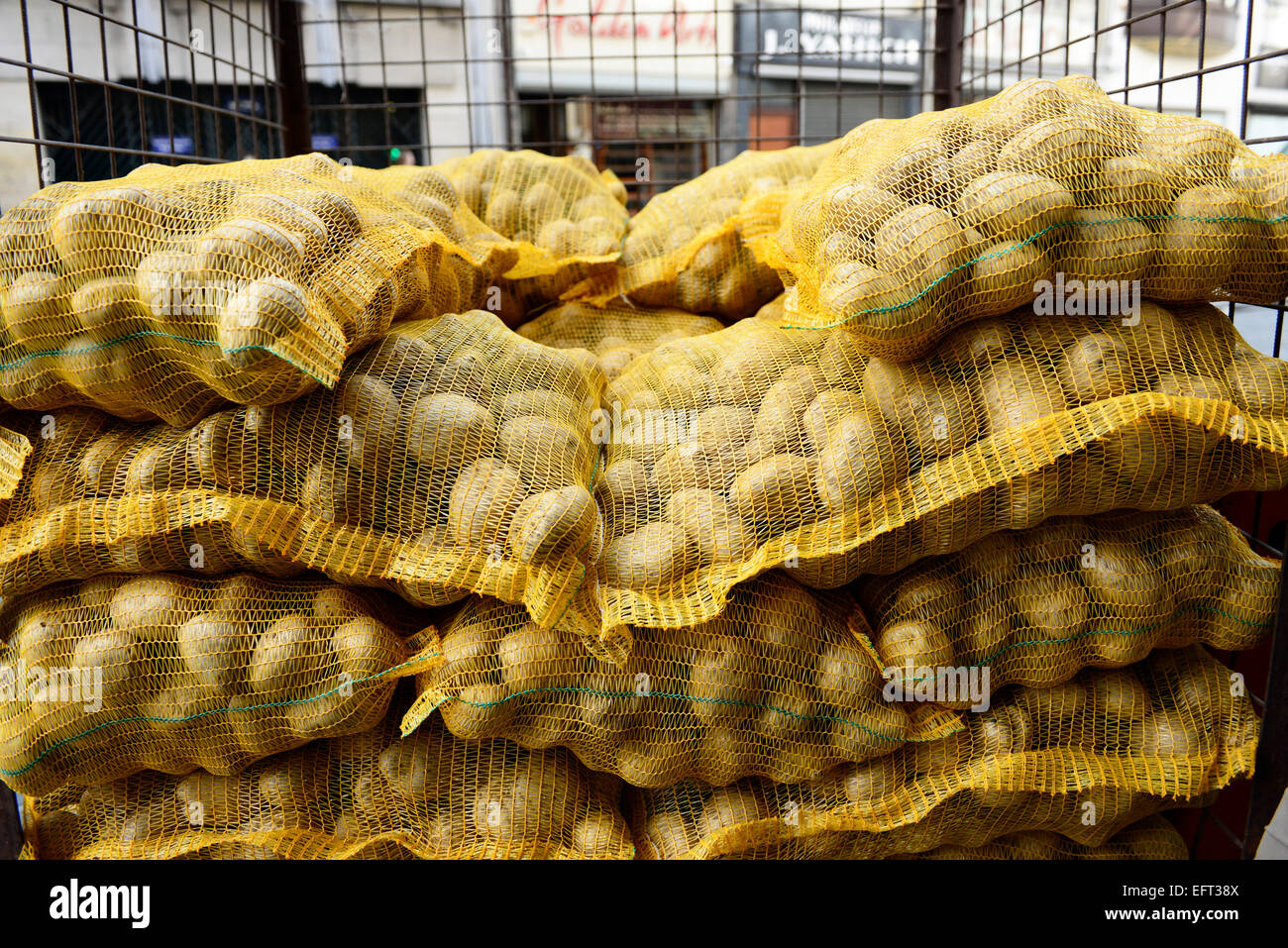 Bintjes belga patate consegnate ad un popolare Frits shop nel centro di Bruxelles. Foto Stock