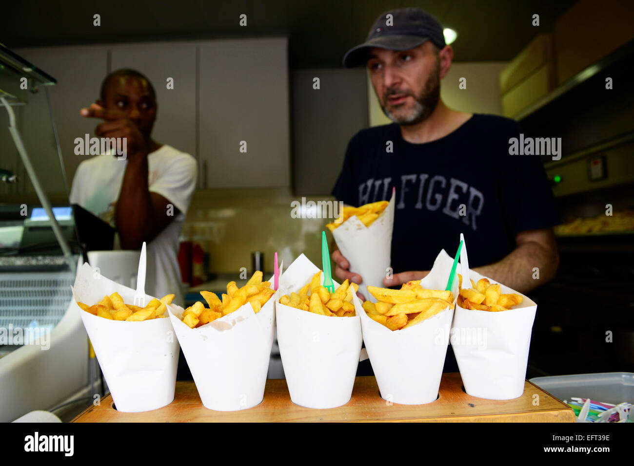 Gustose patatine fritte belghe da Frit Flagey su Place Flagey Eugene in Ixelles. Foto Stock