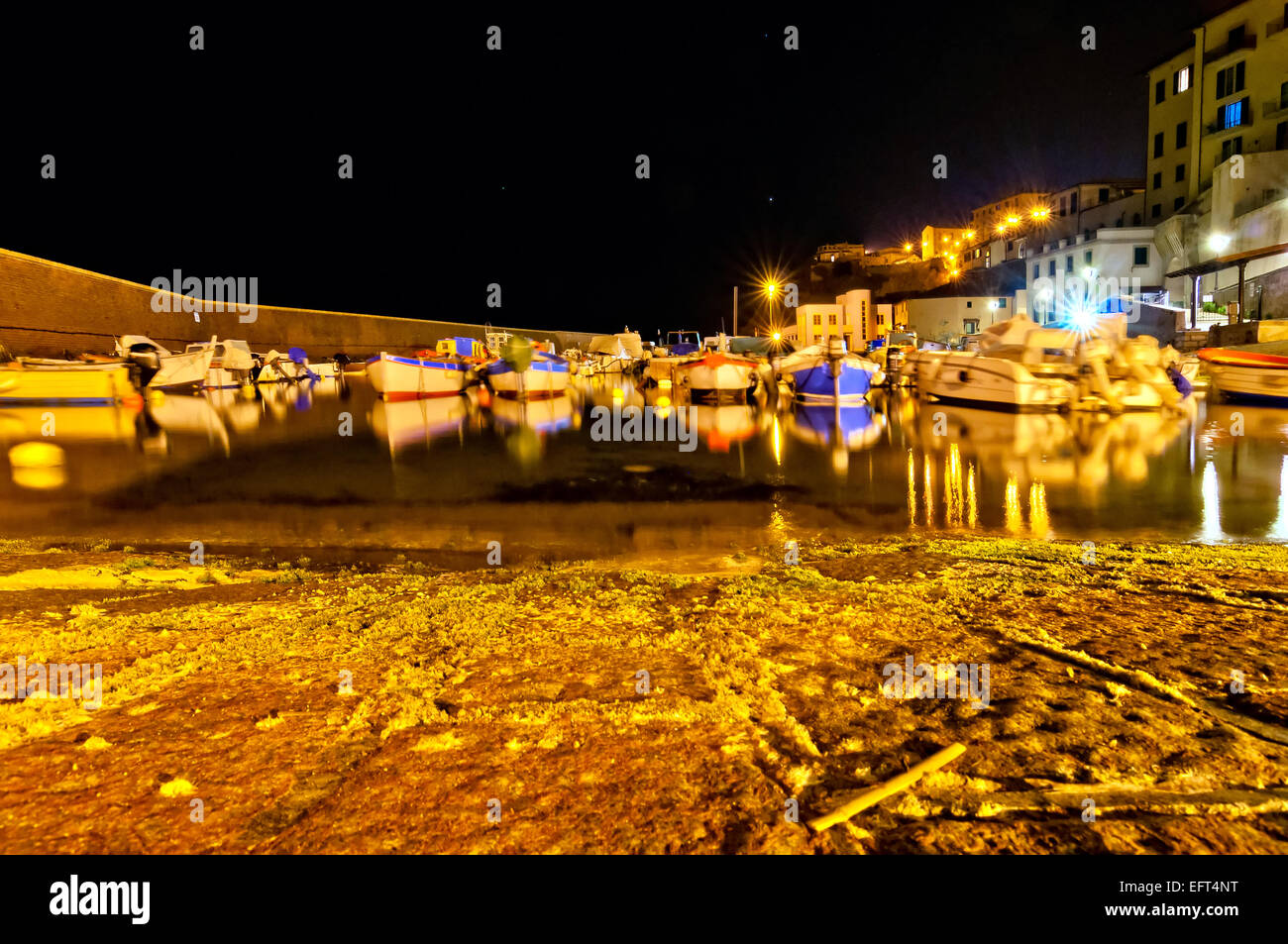 Piombino, Italia - 17 Aprile 2013: vista notturna del centro antico porto di Piombino, Italia. Foto Stock
