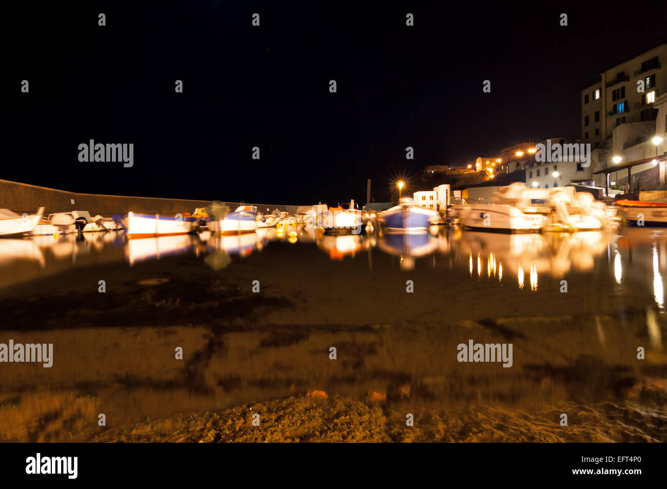 Piombino, Italia - 17 Aprile 2013: vista notturna del centro antico porto di Piombino, Italia. Foto Stock