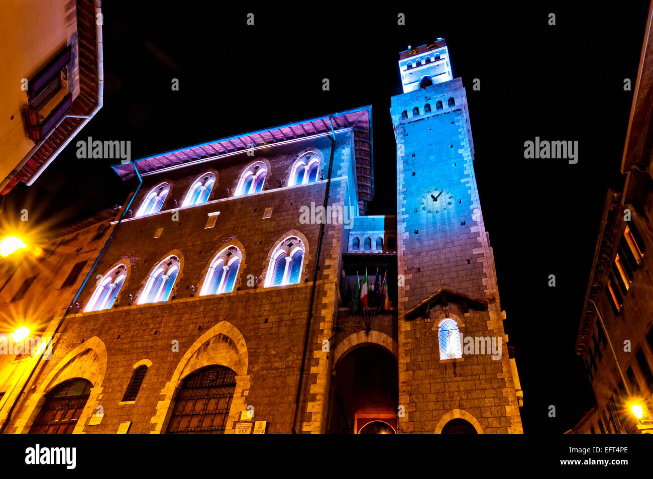 Piombino, Italia - 17 Aprile 2013: vista notturna del centro cittadino con illuminato Town Hall di Piombino. Foto Stock