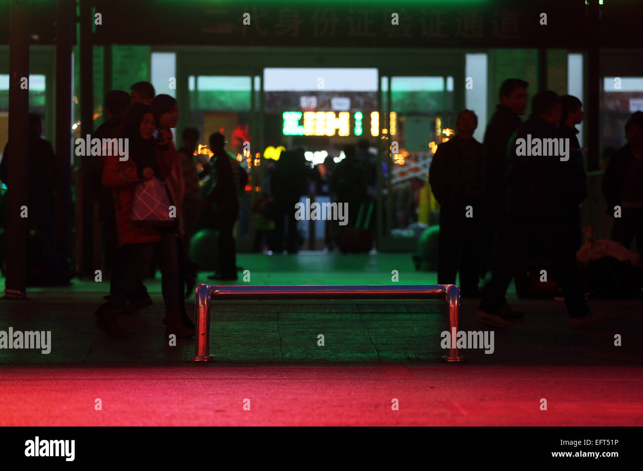 Changsha, provincia cinese di Hunan. Il 9 febbraio, 2015. Passeggeri a piedi passato una barriera di metallo al di fuori dell'entrata di Changsha stazione ferroviaria di Changsha, capitale della centrale provincia cinese di Hunan, Febbraio 9, 2015. Il 40-giorno travel frenzy noto come 'Chunyun', il periodo frenetico circostante il Festival di Primavera, che cade quest anno il 19 febbraio, ha avuto inizio il 4 febbraio e durerà fino al mese di marzo 16. Credito: Li Ga/Xinhua/Alamy Live News Foto Stock