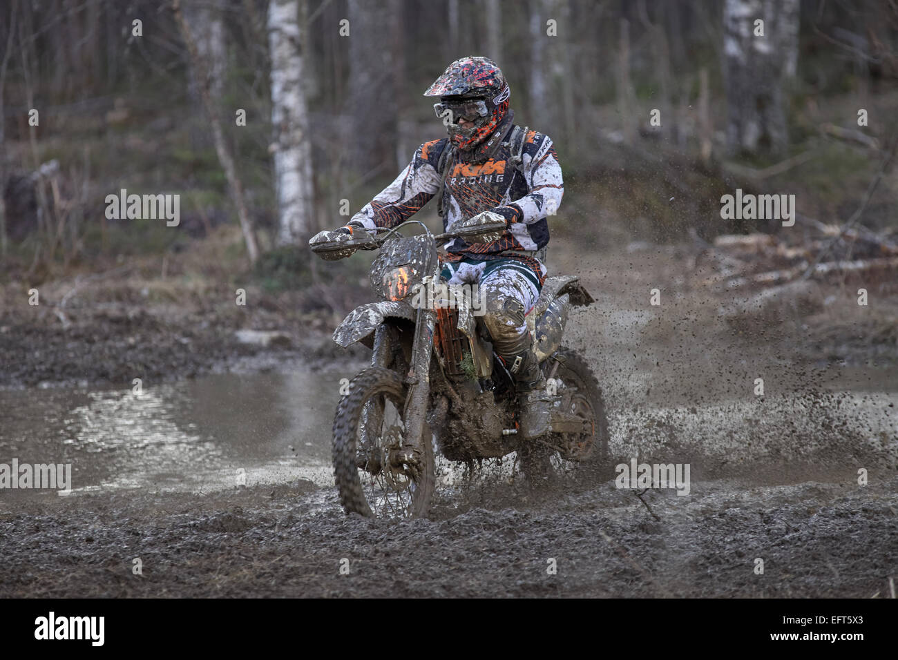 Gara di Motocross sul bagnato e fangoso terreno nella Parola di Ivrea, Finlandia Foto Stock