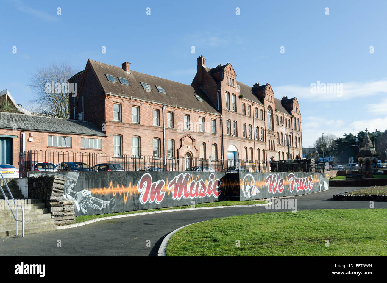 "In musica abbiamo fiducia' graffiti su una parete del parco a Kidderminster, Worcestershire Foto Stock