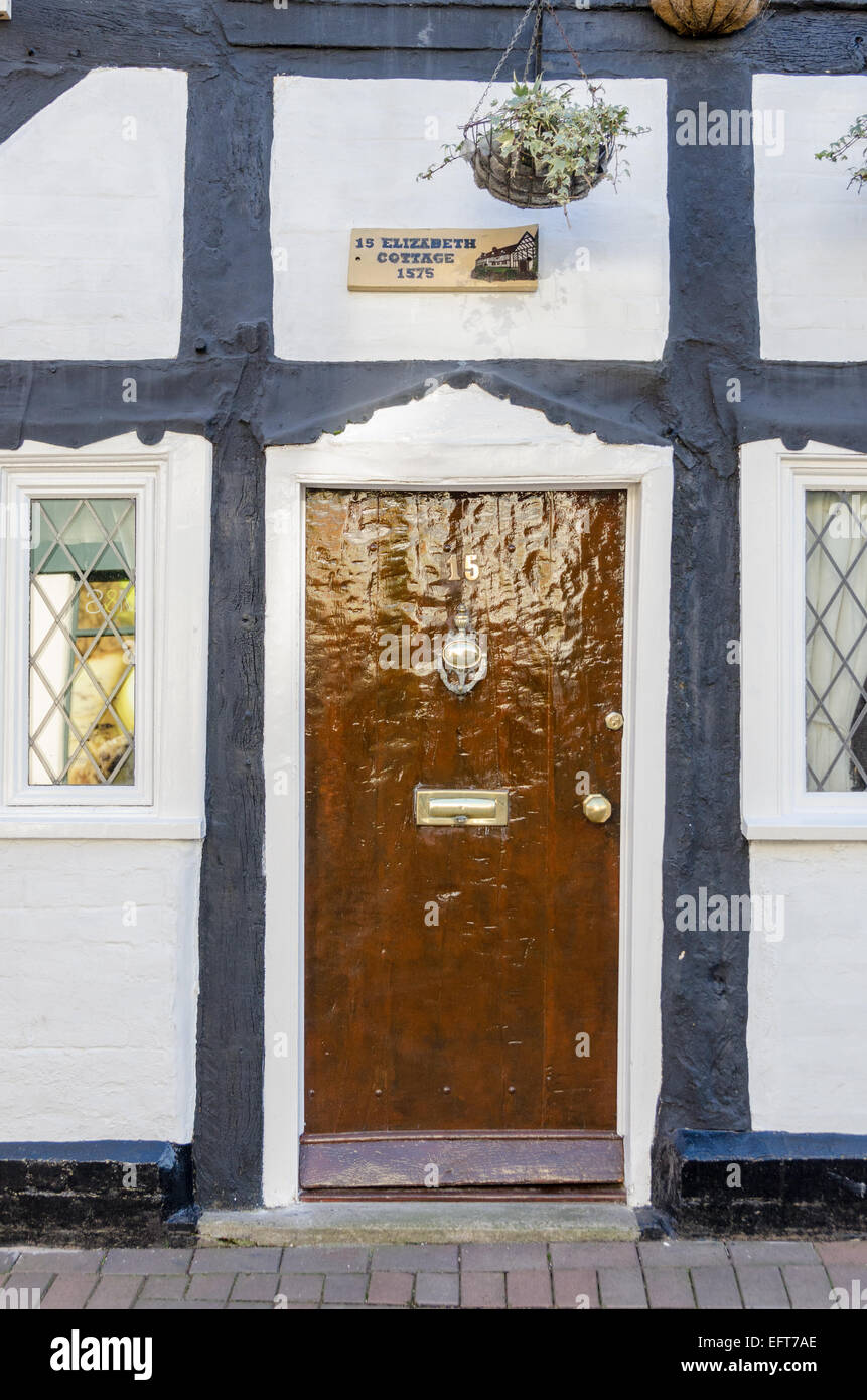 Legno altamente lucidata porta anteriore su un legno in cottage Bridgnorth, Shropshire Foto Stock