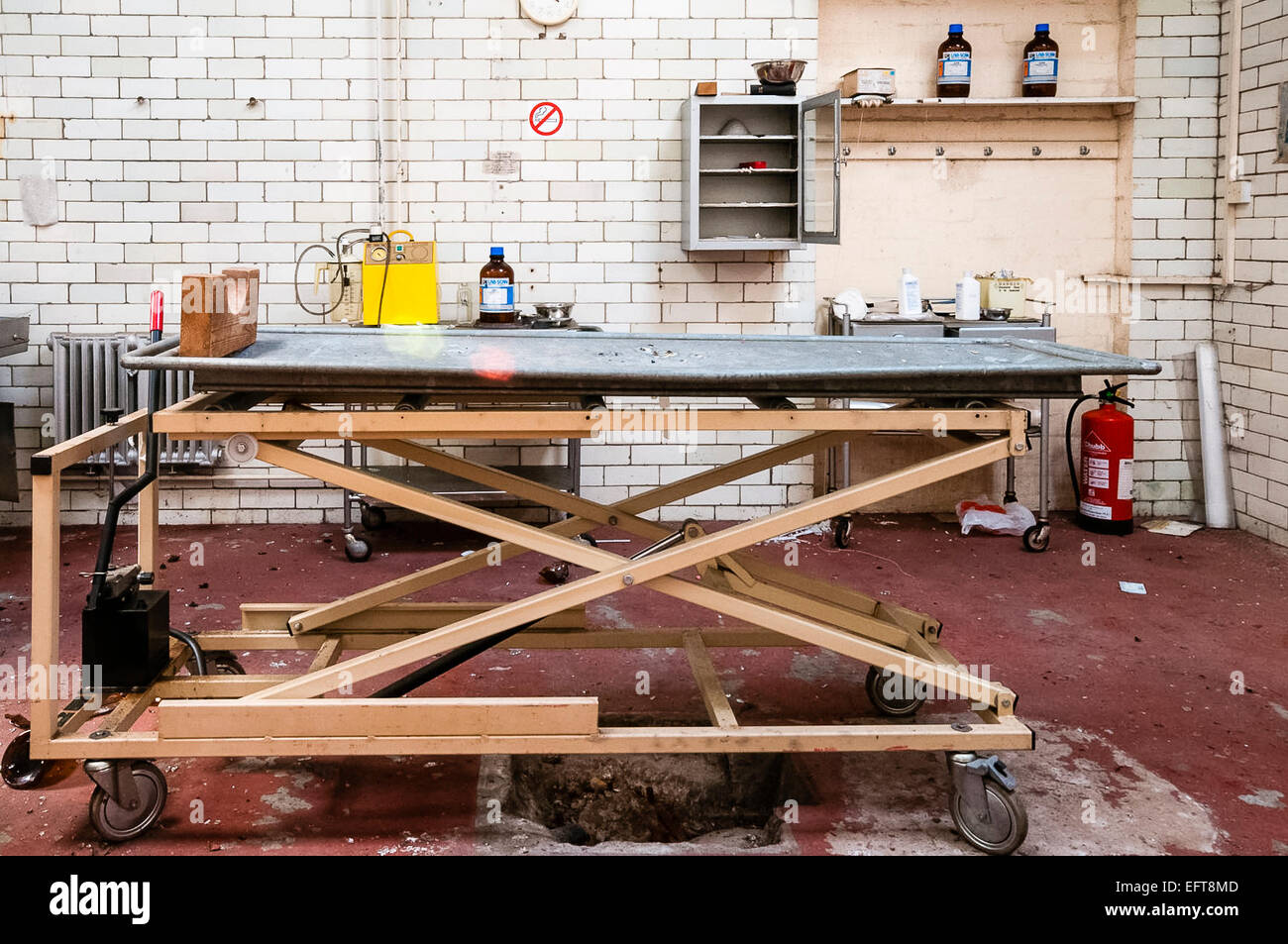 Tabella di preparazione in una camera mortuaria Foto Stock