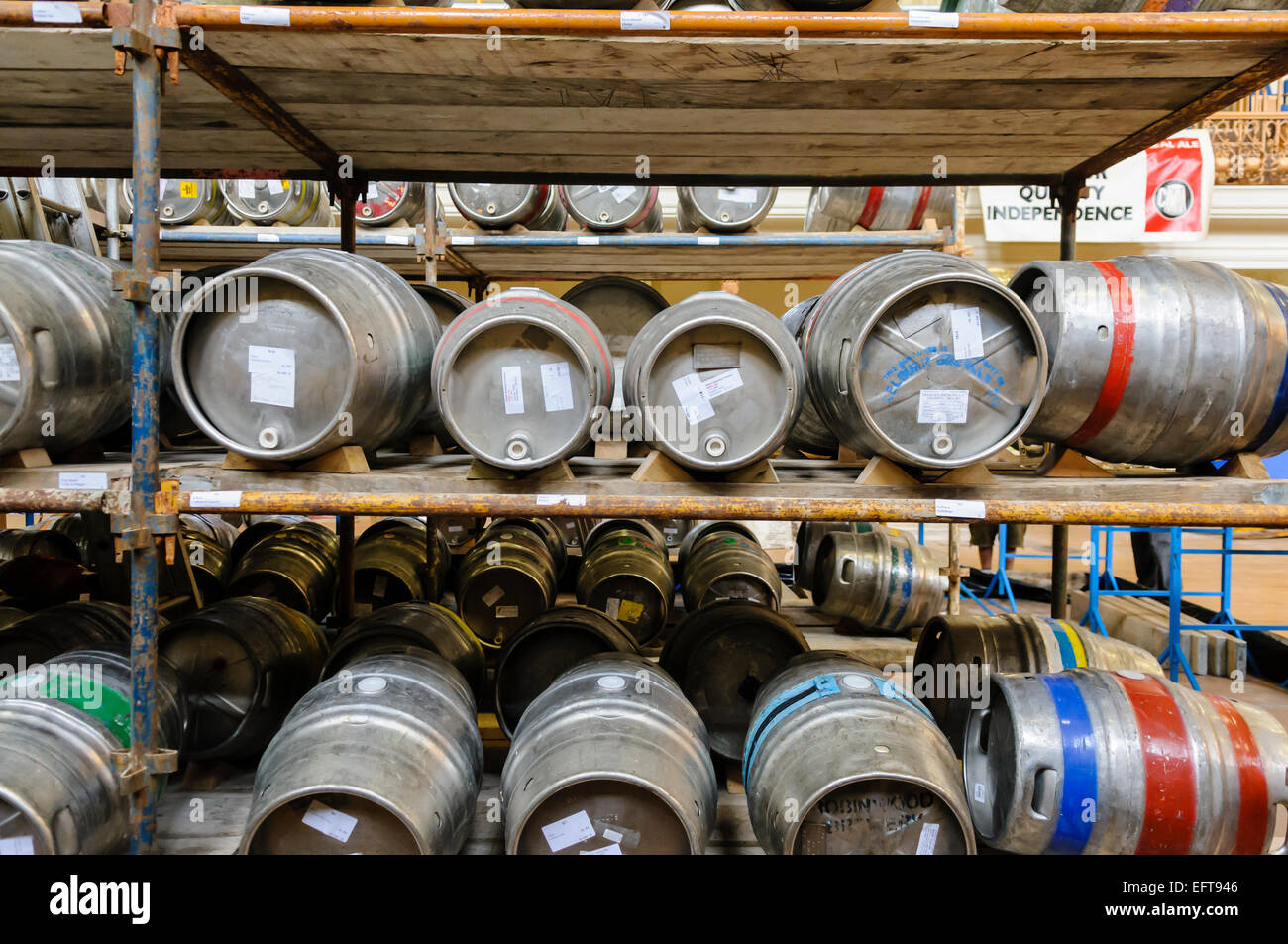 Un sacco di barili di birra sul ponteggio a CAMRA real ale festival. Foto Stock