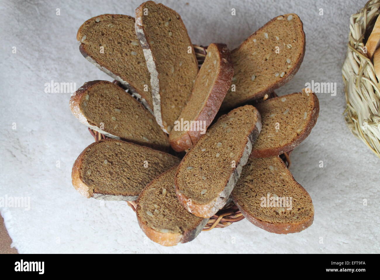 Stuzzicanti fresca bruna vegetarian pane tagliato a fette Foto Stock
