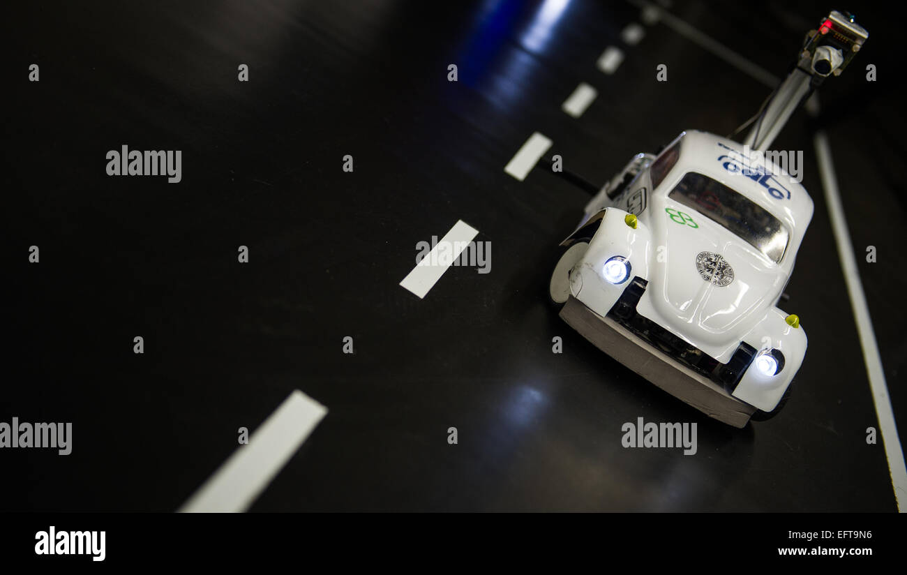 Una miniatura del modello di vettura del Team CDLC di Braunschweig Università tecnica in azione durante una prova di guida per le auto in miniatura gara 'Carolo-Cup' di Braunschweig, Germania, il 9 febbraio 2015. 20 squadre provenienti dalla Germania, Svezia e Russia sono in concorrenza gli uni contro gli altri nel corso dell'ottava edizione della gara Carolo-Cup, con l'auto-costruito in miniatura modelli di auto. Foto: Ole Spata/dpa Foto Stock