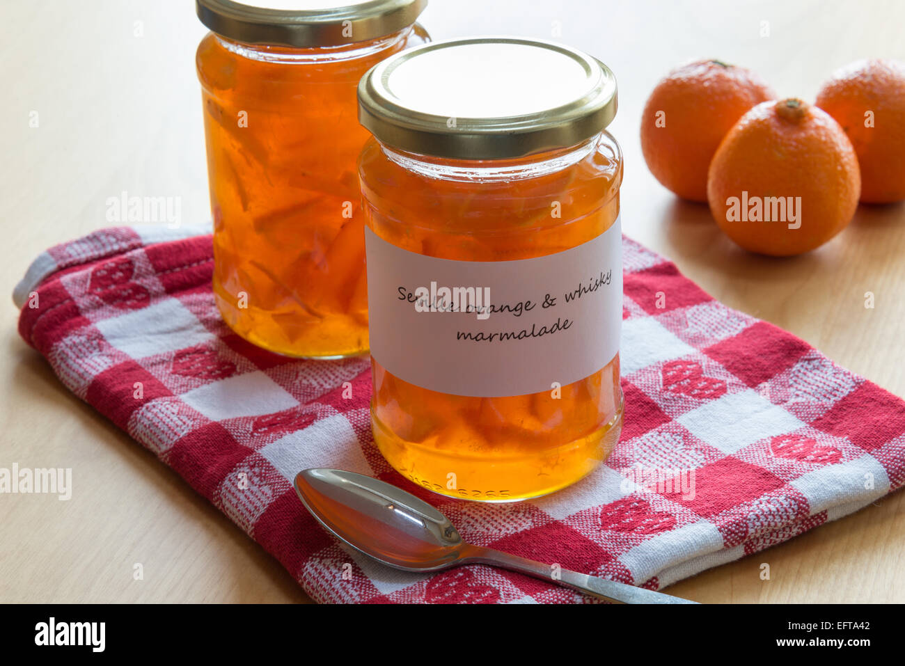 Vasetti di Siviglia in casa arancione e whisky marmellata di arance. Foto Stock