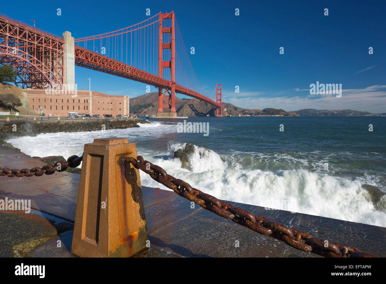SURF SEAWALL FORT POINT Golden Gate Bridge (©JOSEPH STRAUSS 1937) la baia di San Francisco California USA Foto Stock