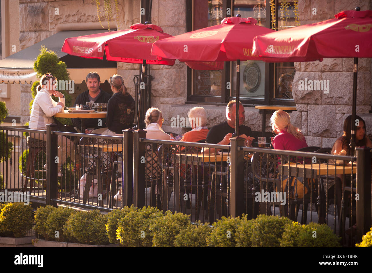 Per coloro che godono di cibo e bevande su un patio esterno, nel tardo pomeriggio, Victoria, British Columbia, Canada. Foto Stock