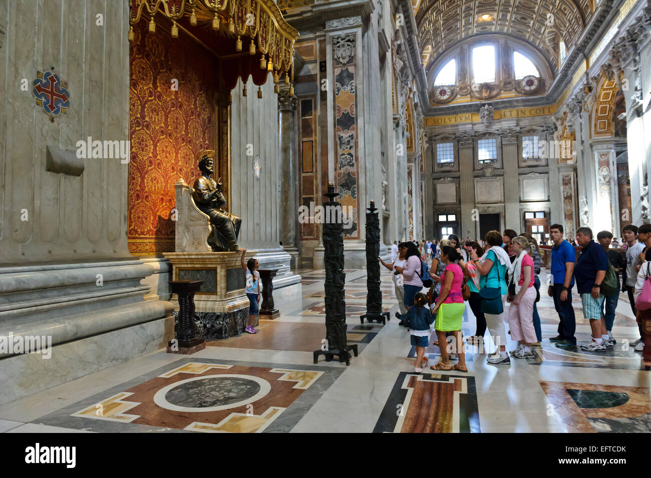 La statua in bronzo di San Pietro all'interno della Basilica di San Pietro e il Vaticano, Roma, Italia. Foto Stock