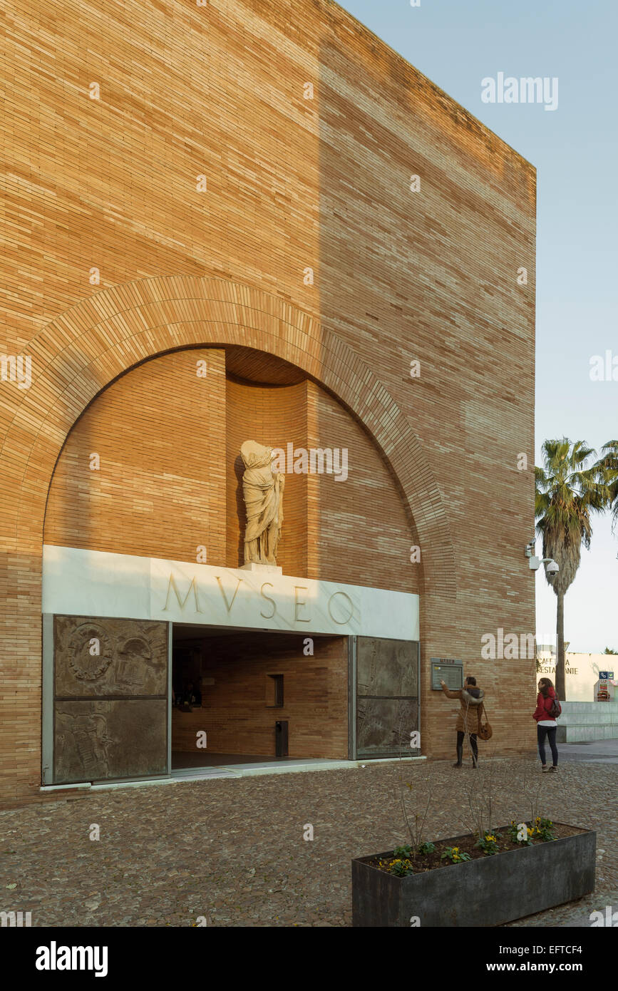 Museo romano di Merida, Badajoz, Estremadura, Spagna, Mattone di Edificio e la scultura di pietra Foto Stock