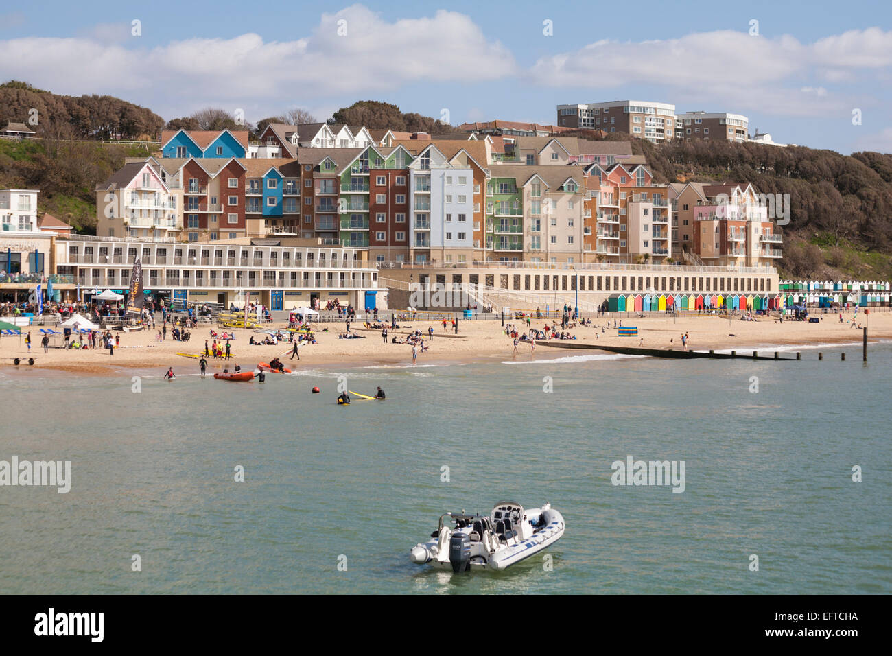 Il Overstrand, il lungomare e la spiaggia a Boscombe nel mese di aprile Foto Stock