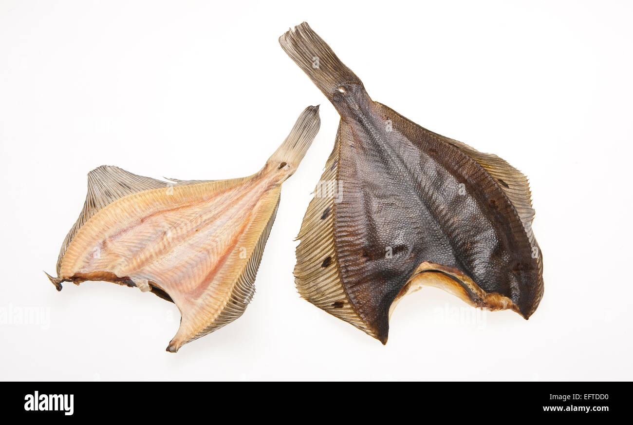 Lura è il nome della passera di mare (Pleuronectes platessa) hornafjordur, Islanda. essiccato e mangiato come uno snack. Foto Stock