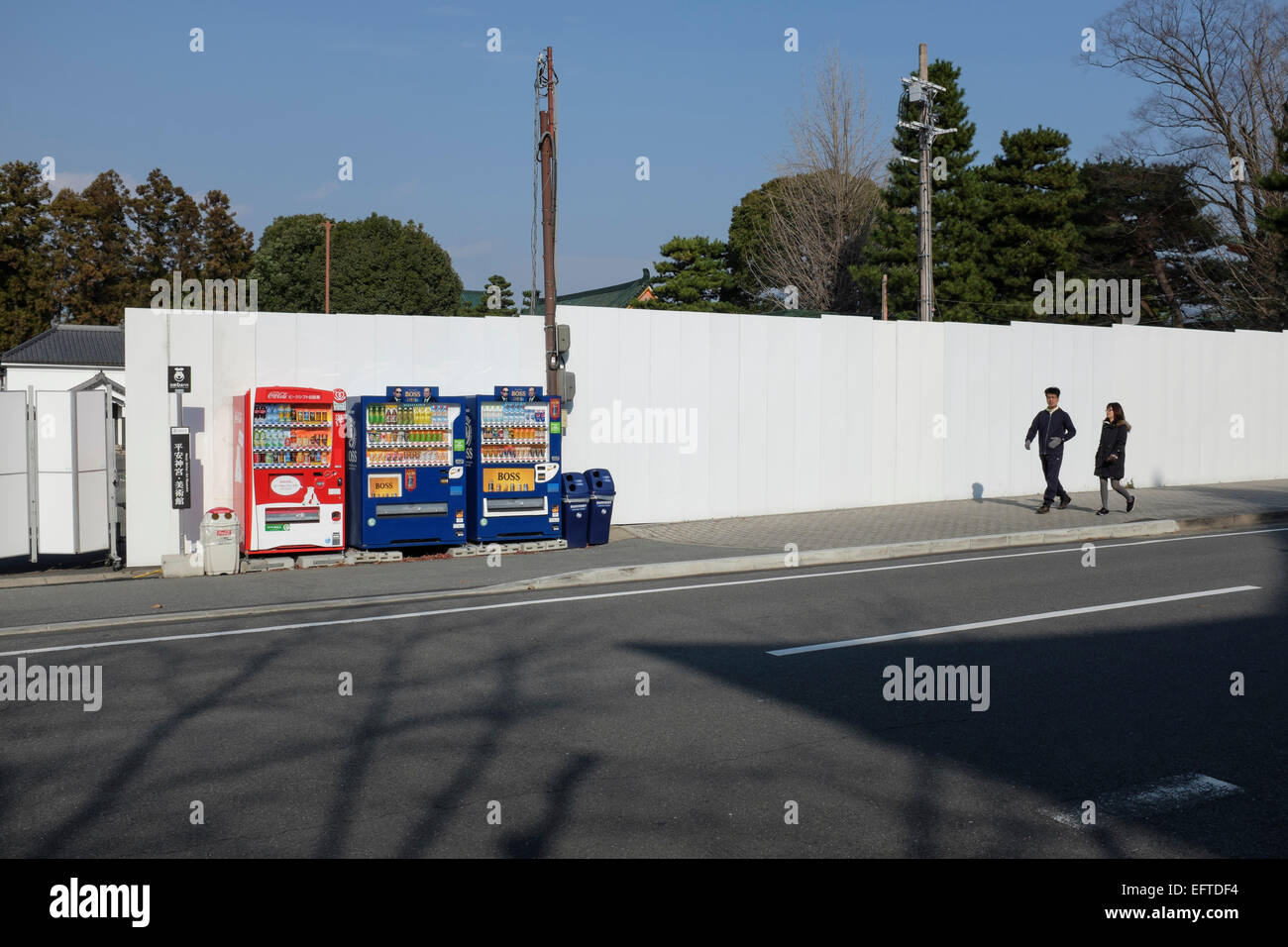 Distributori automatici su un angolo di strada. Kyoto, Giappone. Foto Stock