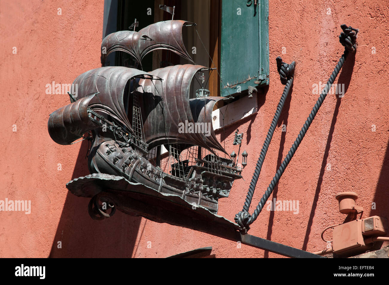 Modello in bronzo di una nave a vela oltre la tenda di La Caravella ristorante su Calle XXII Marzo Venezia Italia Foto Stock