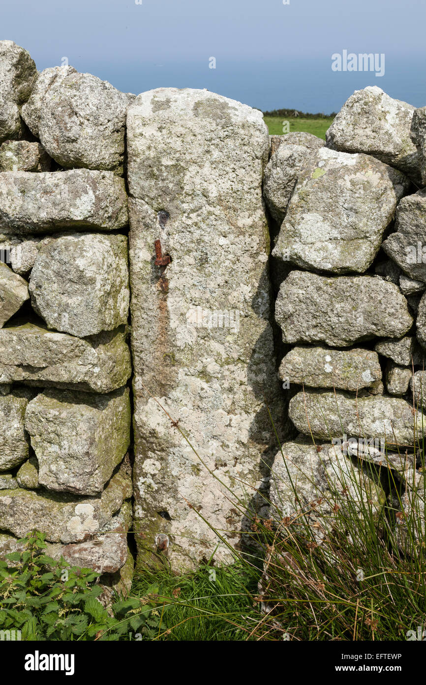 Stone gatepost incorporati in una pietra a secco sulla parete Lundy Island Foto Stock