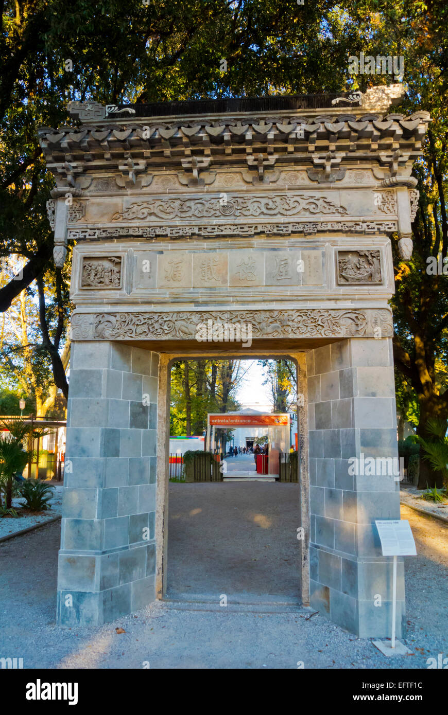 Il Granito e il mattone cancello dalla dinastia Qing, da casa in Suzhou demolita nel 1999, Giardini della Biennale, Castello, Venezia Foto Stock