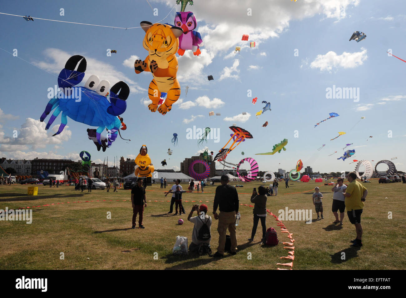 Aquiloni di tutte le forme e dimensioni volando sul lungomare di Southsea, Hants all annuale Kite Festival. Pic Mike Walker, Mike Wal Foto Stock