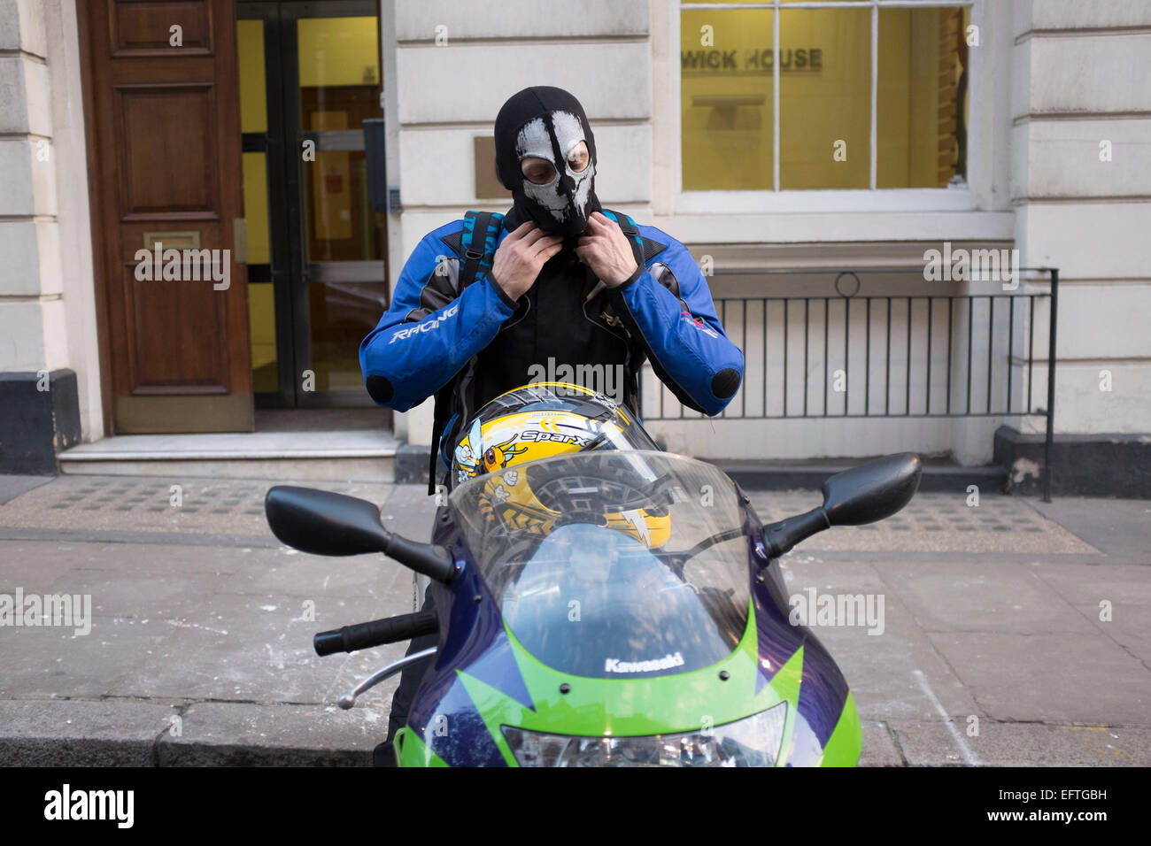 Motociclista indossando un teschio passamontagna che lo fa sembrare  minaccioso. Londra, Regno Unito Foto stock - Alamy