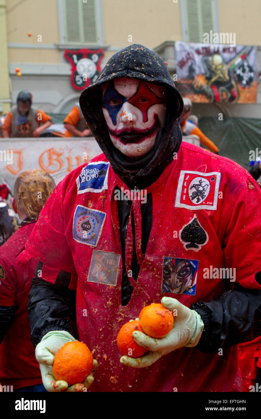 Un degli aranceri con battaglia vernice faccia pronto a lottare a "battaglia delle Arance" al Carnevale di Ivrea. Foto Stock