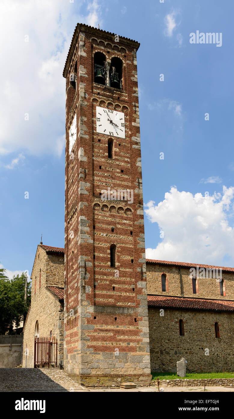 Vista da sud ovest del campanile della antica chiesa romanica in Brianza della regione, vicino a Milano, girato in condizioni di intensa luce estiva Foto Stock