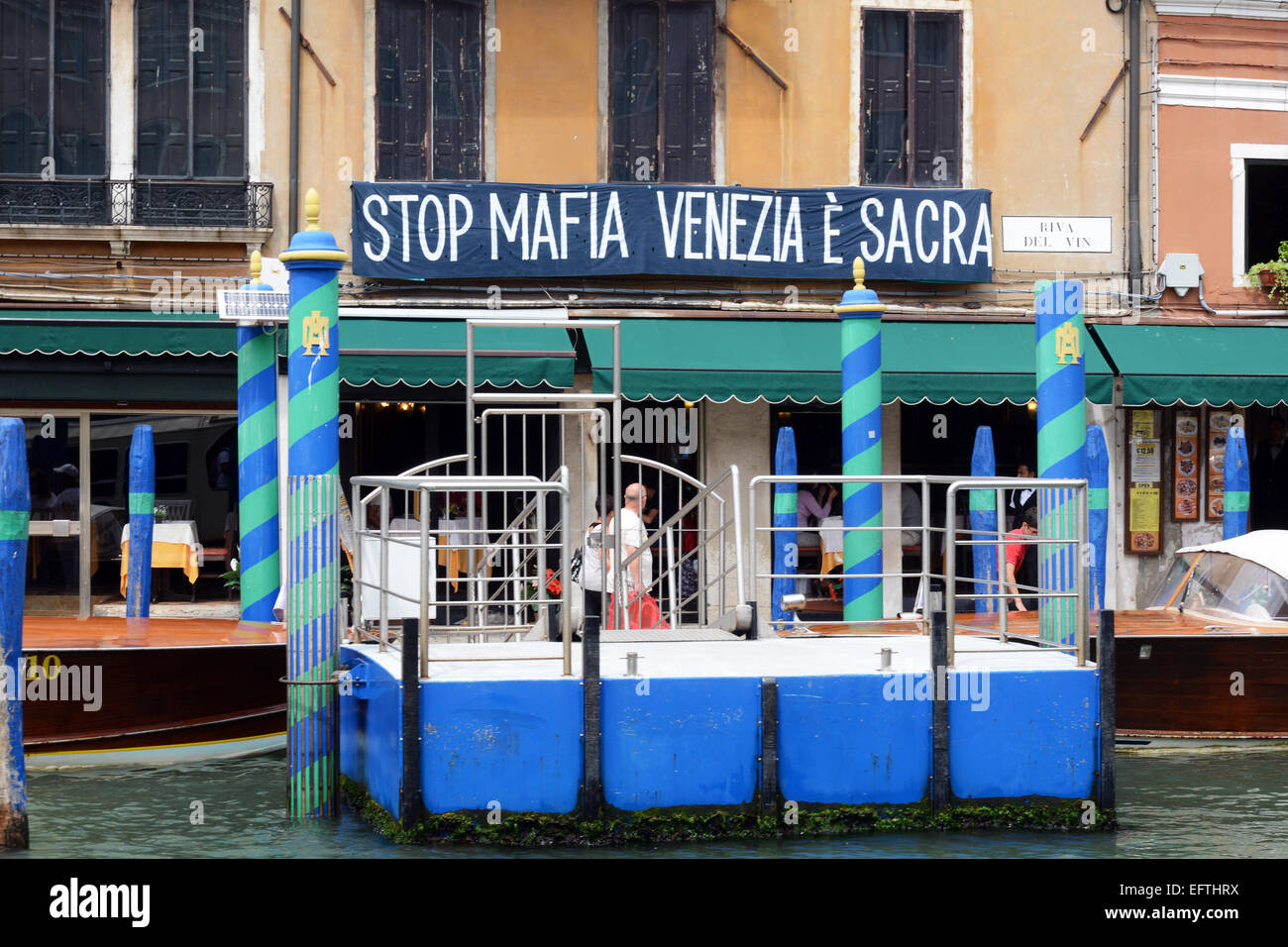 'Stop Mafia, Venezia è sacra" banner visualizzato sulla Riva del Vin, Venezia, Italia. Foto Stock