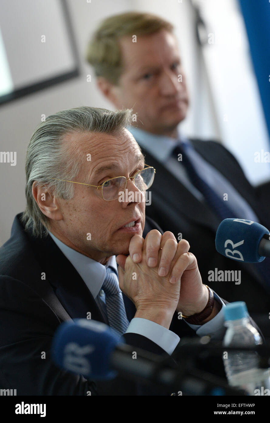 Monaco di Baviera, Germania. 10 Febbraio, 2015. Mariss Jansons (L), direttore principale con i bavaresi Broadcasting (Bayrischer Rundfunk) Symphony orchestra e BR direttore Ulrich Wilhelm, durante una conferenza stampa circa il concert hall di Monaco di Baviera, Germania, il 10 febbraio 2015. Dopo anni di conflitto per quanto concerne un terzo concert hall, il governo dello stato ha impostato il corso: non ci sarà nessuna terza sala invece la filarmonica al Gasteig sarà completamente ricostruita. Foto: ANDREAS GEBERT/dpa/Alamy Live News Foto Stock