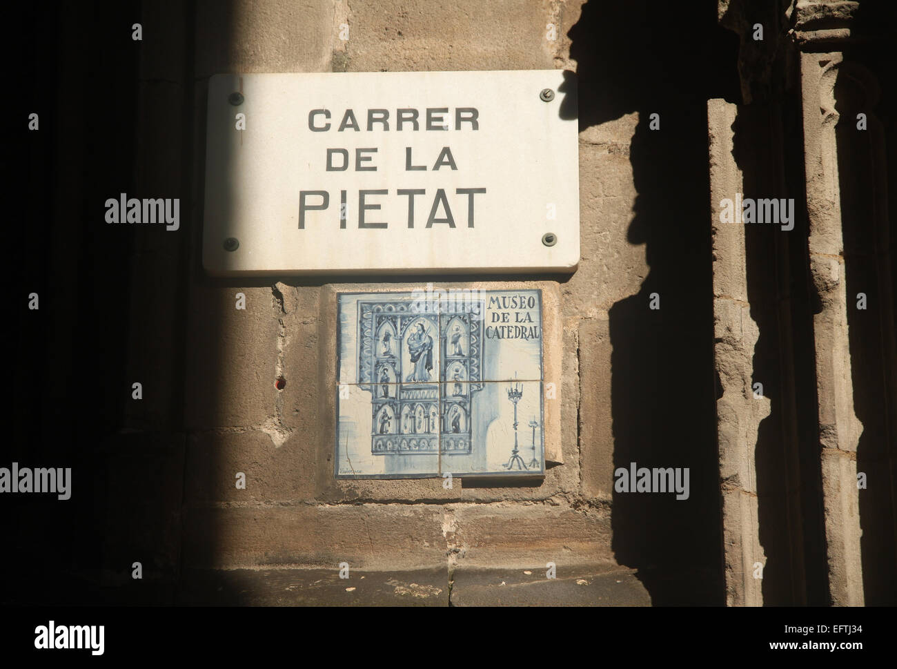 Un cartello stradale e ceramiche dipinte piastrella di parete in Carrer de la Pietat vicino a cattedrale nel quartiere Gotico di Barcellona e della Catalogna, Spagna Foto Stock