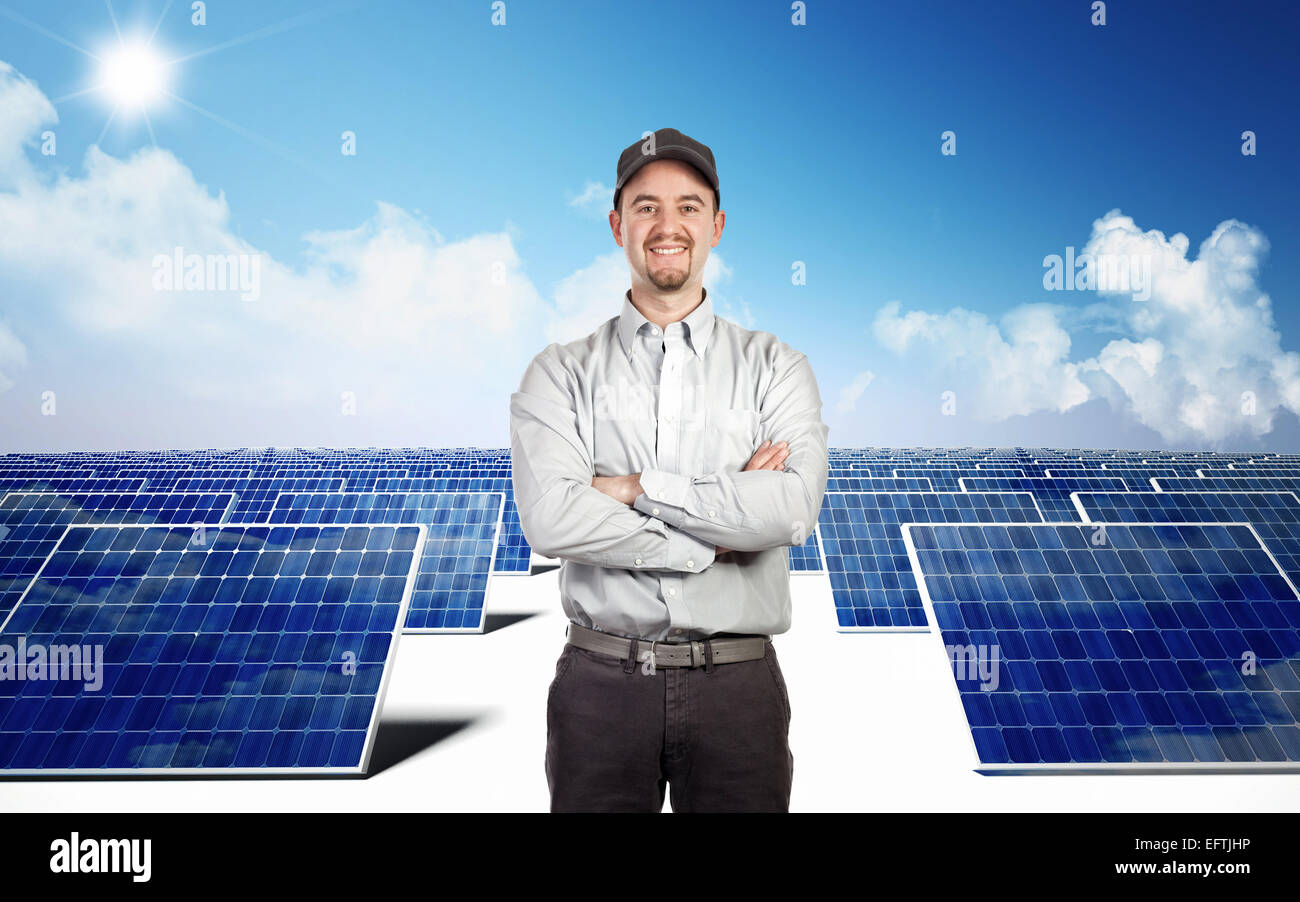 Lavoratore sorridente e modulo fotovoltaico Foto Stock