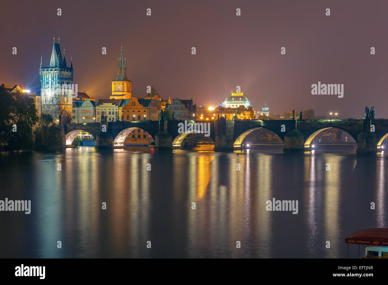 Ponte Carlo di notte a Praga, Repubblica Ceca Foto Stock