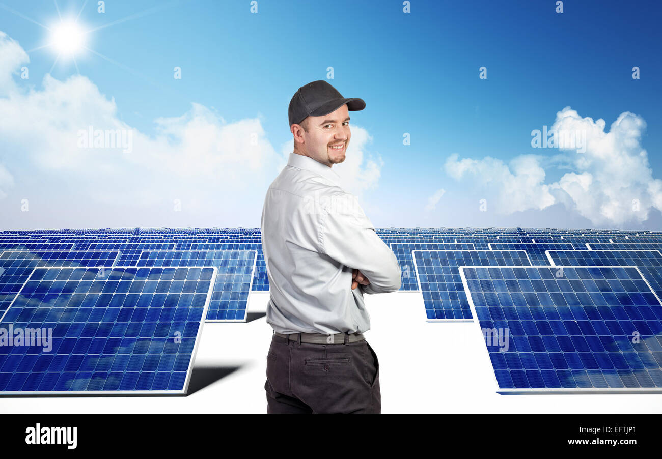 Lavoratore sorridente e modulo fotovoltaico Foto Stock