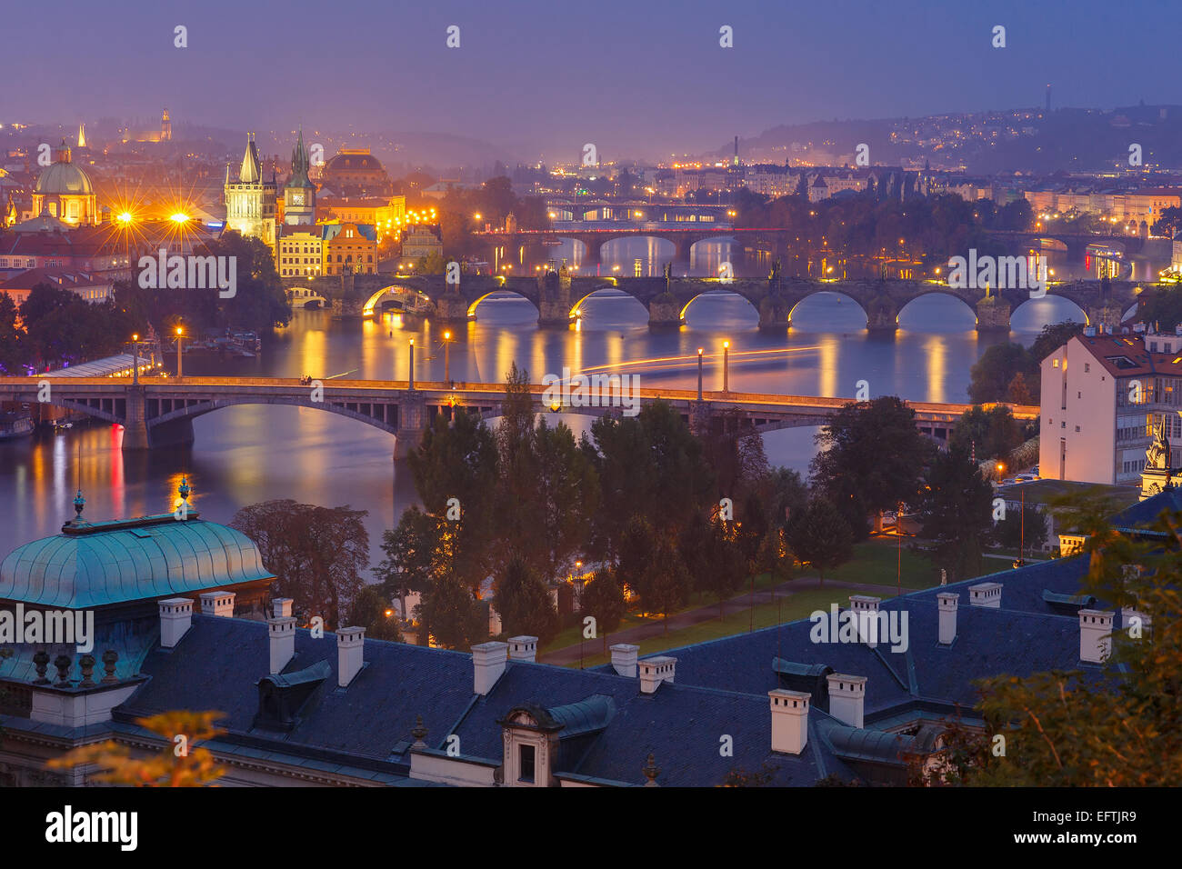 Vista dall'alto di ponti sul fiume Moldava a Praga, Cechia Foto Stock
