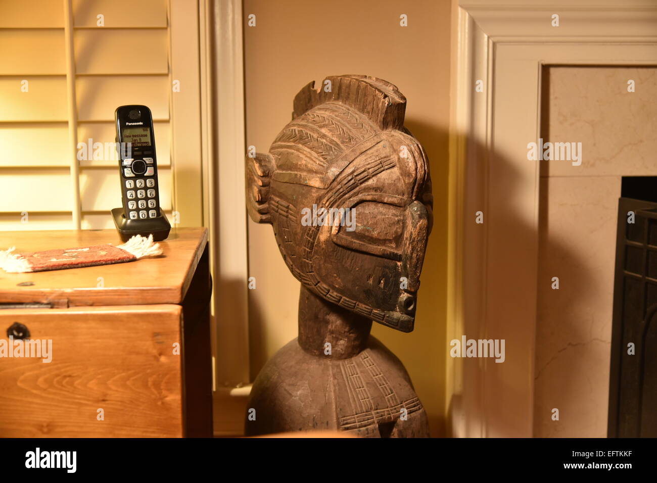 Baga Nimba cerimoniale maschera africana e moderna telefono Foto Stock