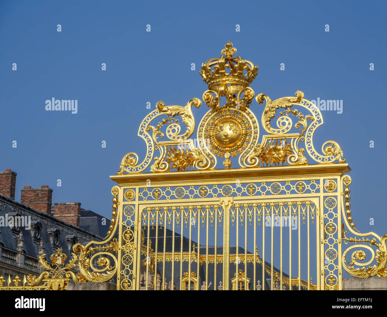 Golden ornamentali cancello di fronte il Palazzo di Versailles, Francia Foto Stock