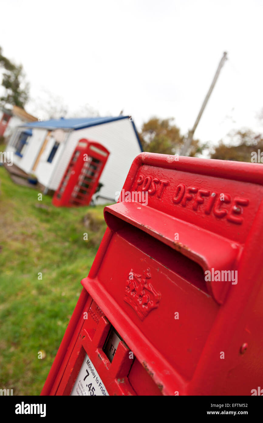 Il vecchio ufficio postale e telefono box, Bedachro, Scozia Foto Stock