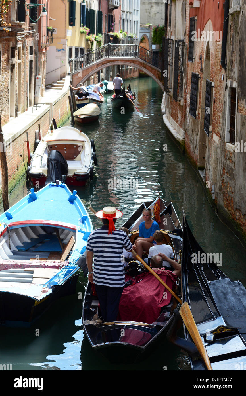 Sterzo in Gondola la sua barca su stretti canali di Venezia. Foto Stock