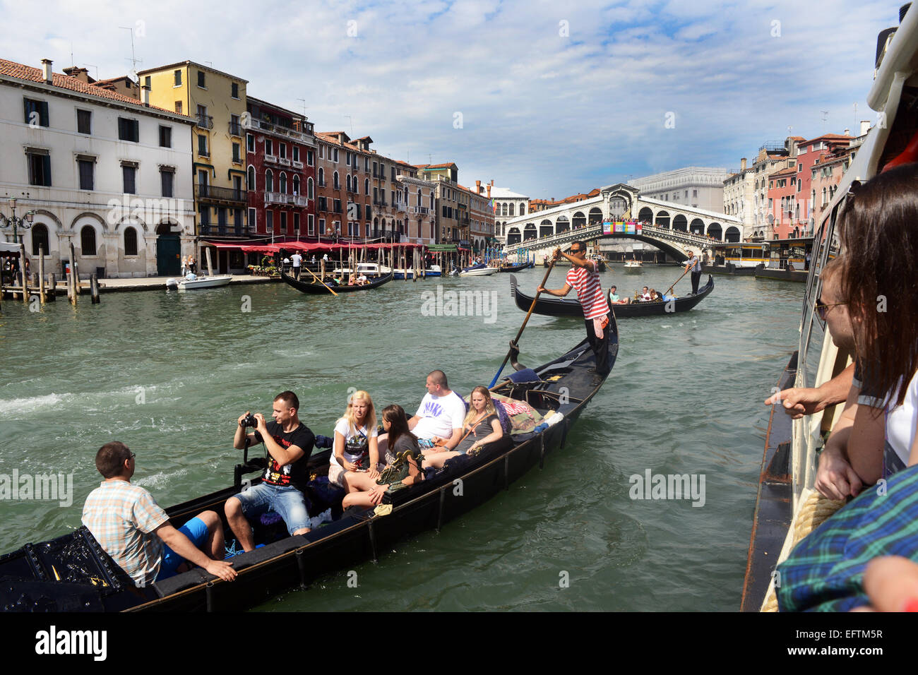 I turisti un giro in Gondola sul Canal Grande di Venezia, Italia Foto Stock