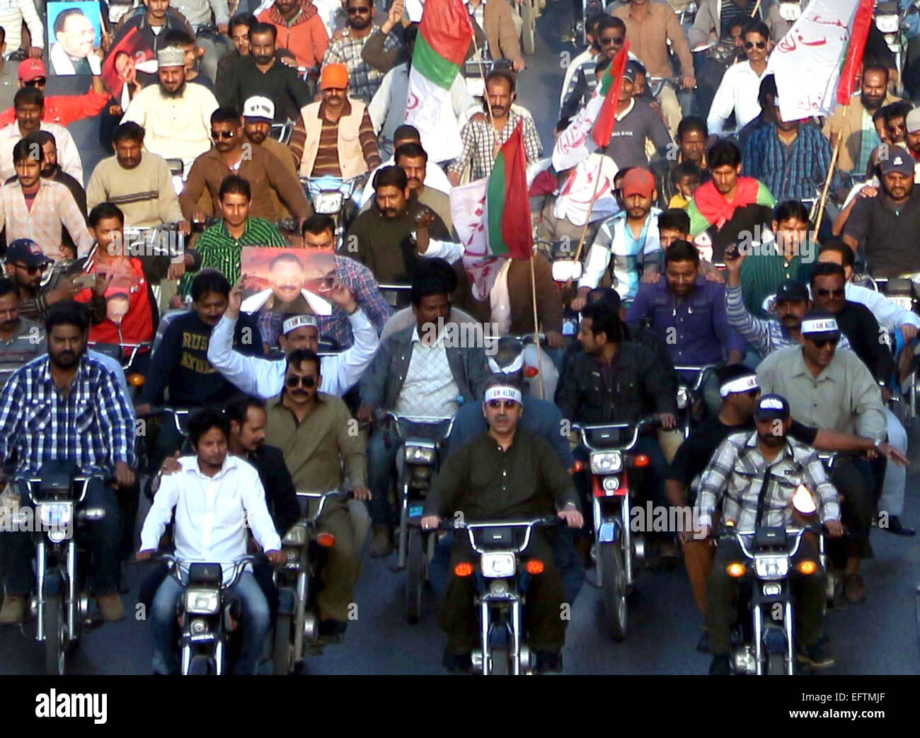 Di Karachi, Pakistan. Il 10 febbraio, 2015. MQM rally porterebbe da Amir Khan è passante attraverso Shahrah-e- Faisal a Karachi il martedì 10 febbraio, 2015. Gli attivisti del MQM attesa manifestazione di protesta contro la dichiarazione di Tehreek-e-Insaf chief, Imran Khan e mostrando la loro devozione con il loro leader Altaf Hussain, martedì. Credito: Asianet-Pakistan/Alamy Live News Foto Stock