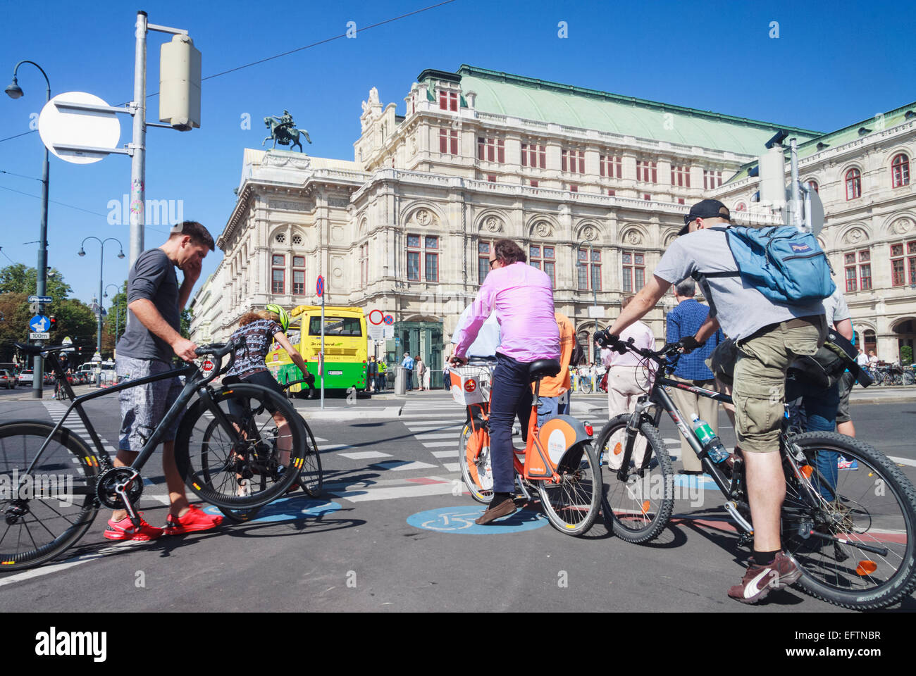 Opera di Stato di Vienna la costruzione di scene di strada. Vienna, Austria Foto Stock