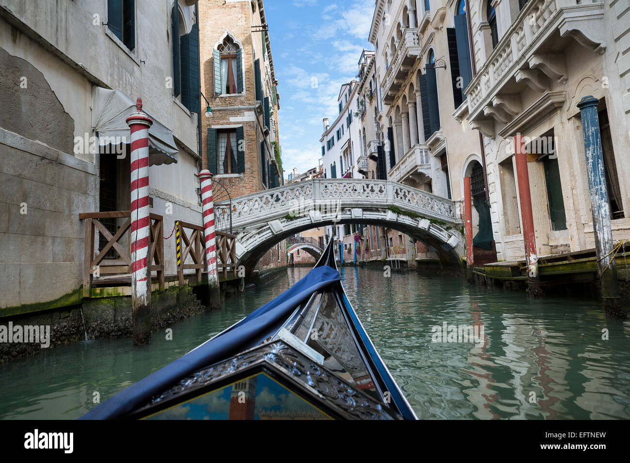 Il giro in gondola attraverso Venezia, Italia. Foto Stock
