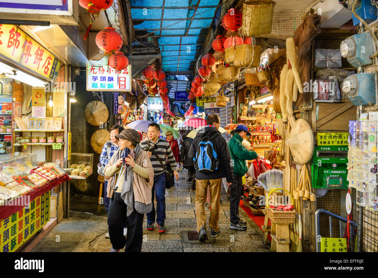 I turisti passeggiata attraverso i pittoreschi vicoli di Jiufen. La città è un luogo di attrazione turistica rinomata per la sua atmosfera unica. Foto Stock