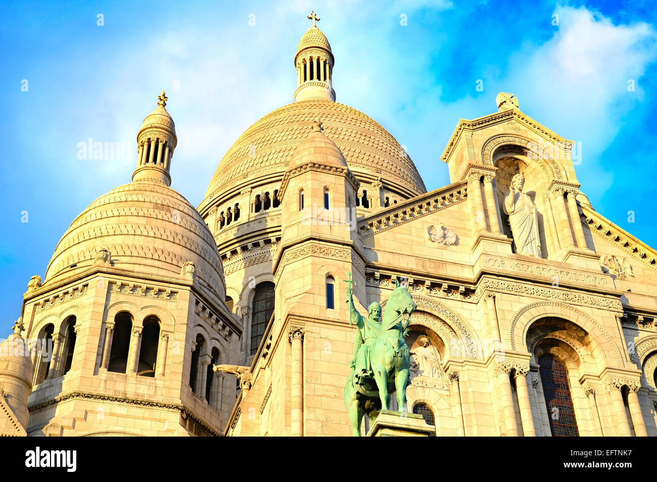La Basilica del Sacro Cuore di Gesù (Basilique du Sacre-Coeur) sulla collina di Montmartre, Parigi Foto Stock