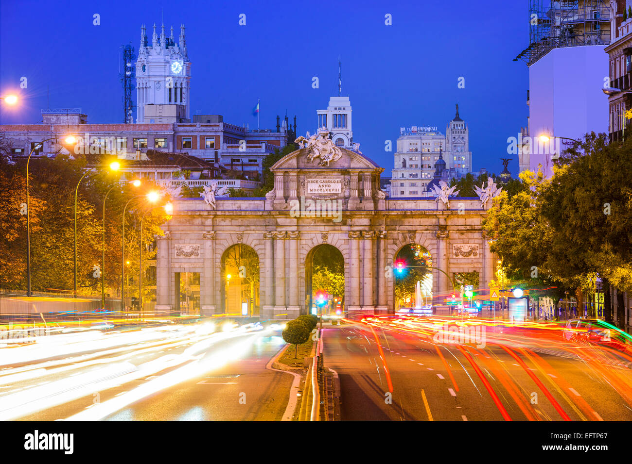 Madrid, Spagna paesaggio urbano di Puerta de Alcala Gate e Calle de Alcala. Foto Stock